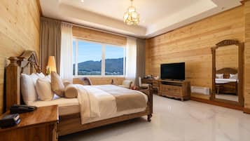 Family suite Room | Hypo-allergenic bedding, in-room safe, individually decorated