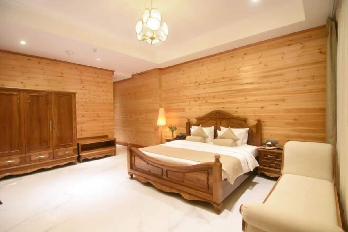Hypo-allergenic bedding, in-room safe, individually decorated