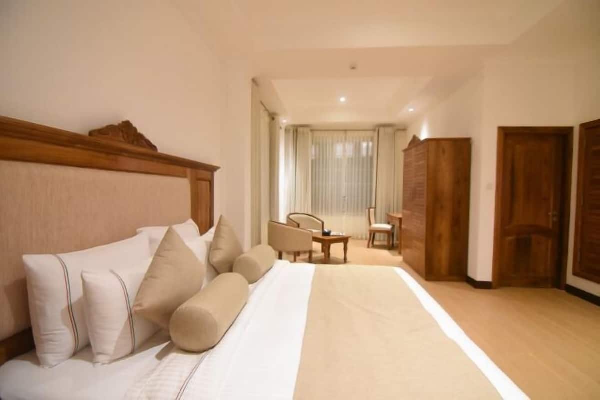 Hypo-allergenic bedding available, in-room safe, desk, laptop workspace