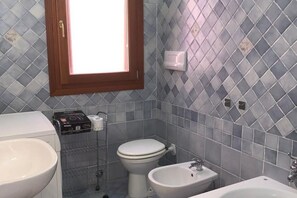 Dusche, Haartrockner, Bidet