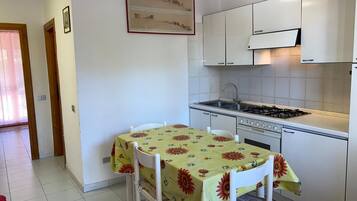 Frigorifero, forno, piano cottura, pentole/stoviglie/utensili