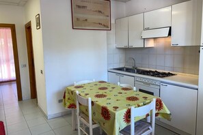 ثلاجة، فرن، موقد طهي مسطح، مستلزمات طهي/أطباق/أوعية