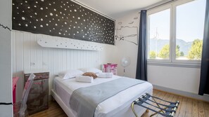 9 chambres, coffres-forts dans les chambres, fer et planche à repasser