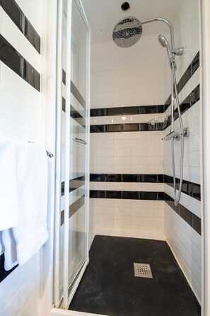 Douche, sèche-cheveux, serviettes fournies, savon