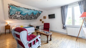 9 chambres, coffres-forts dans les chambres, fer et planche à repasser