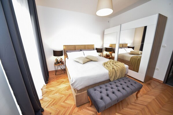 3 slaapkamers, een strijkplank/strijkijzer, gratis wifi, beddengoed