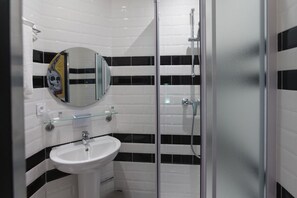 Shower, hair dryer, towels, soap - Mamie Jane building A (Tresserve)