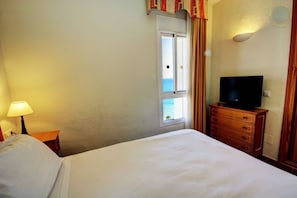 1 chambre, fer et planche à repasser, Wi-Fi gratuit, draps fournis