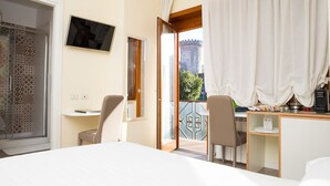 Deluxe-Doppelzimmer, Balkon, Stadtblick (Le Due Torri) | Hochwertige Bettwaren, Pillowtop-Betten, Minibar, Schreibtisch