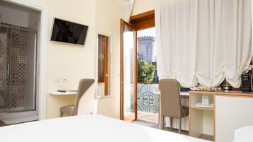 Doppia Deluxe, balcone, vista città (Le Due Torri) | Biancheria da letto di alta qualità, materassi a doppio strato, minibar