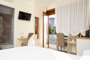 Deluxe-Doppelzimmer, Balkon, Stadtblick (Le Due Torri) | Hochwertige Bettwaren, Pillowtop-Betten, Minibar, Schreibtisch