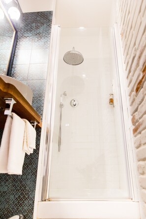 Habitación Deluxe doble, balcón, vistas a la ciudad (Borgo) | Ducha del cuarto de baño