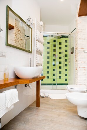 Standard Double Room (Torre Minore) | Bathroom | Shower, rainfall showerhead, hair dryer, bidet - B&B Il Castello (Tivoli)