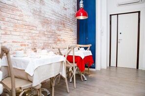 Tägliches inbegriffenes kontinentales Frühstück