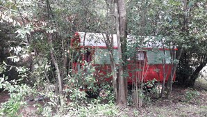 A red and white building partially obscured by trees. - Charming caravan in a green setting near the beach (Vallauris)