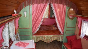 A room with a bed, a sink, and a window with curtains. - Charming caravan in a green setting near the beach (Vallauris)