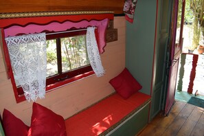 Interior - Charming caravan in a green setting near the beach (Vallauris)