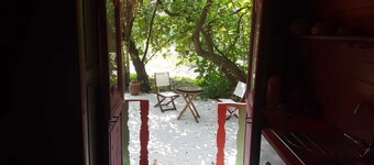 Charming caravan in a green setting near the beach