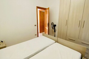 2 Schlafzimmer, Bügeleisen/Bügelbrett