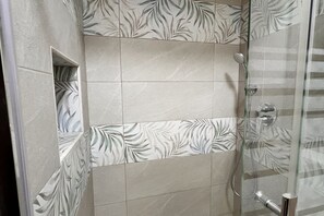 淋浴设施、吹风机、坐浴桶