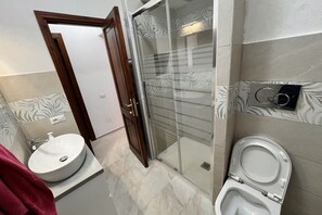 Douche, sèche-cheveux, bidet