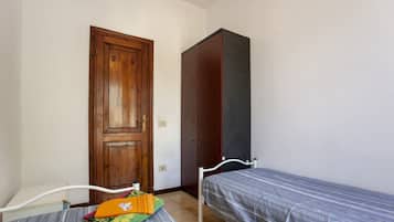 2 Schlafzimmer, Bügeleisen/Bügelbrett