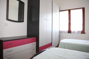 2 Schlafzimmer, Bügeleisen/Bügelbrett