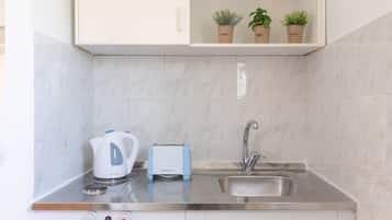 Studio | Private kitchenette | Fridge, stovetop, coffee/tea maker, electric kettle