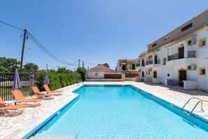 Seasonal outdoor pool - Dora Pool Studios by Konnect, 150m from the Beach (Corfu)