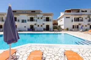 季节性开放的室外游泳池