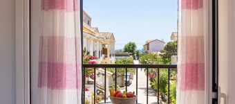 Dora Pool Studios by Konnect, 150m from the Beach