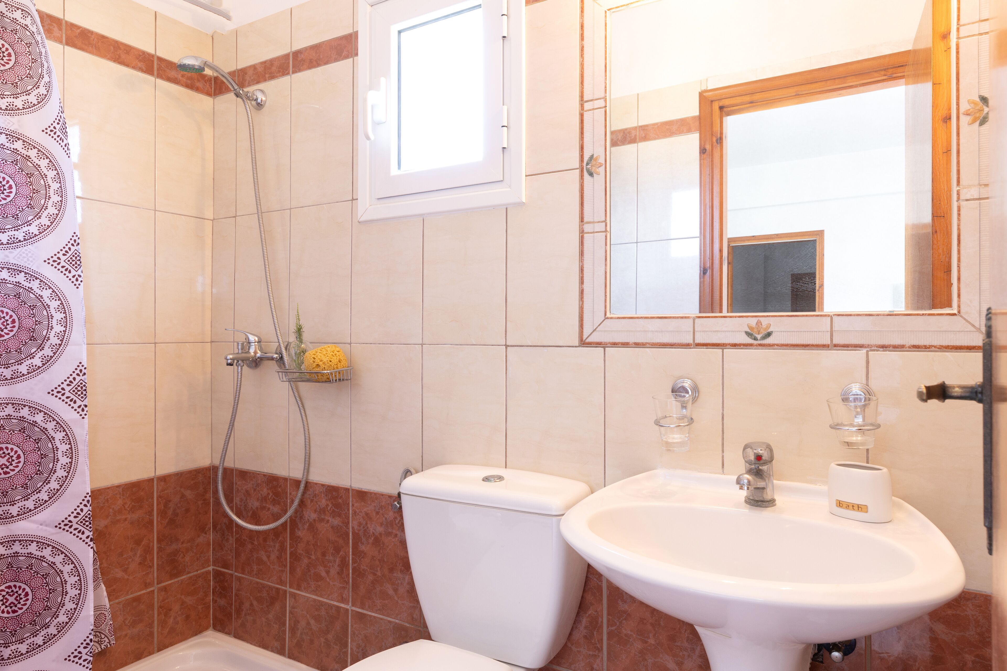 Studio | Bathroom | Shower, hair dryer, towels, toilet paper