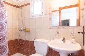Studio | Bathroom | Shower, hair dryer, towels, toilet paper - Dora Pool Studios by Konnect, 150m from the Beach (Corfu)
