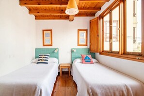 4 bedrooms, desk, iron/ironing board, travel cot - Charming Fisherman's House with patio close to everything. (Comillas)