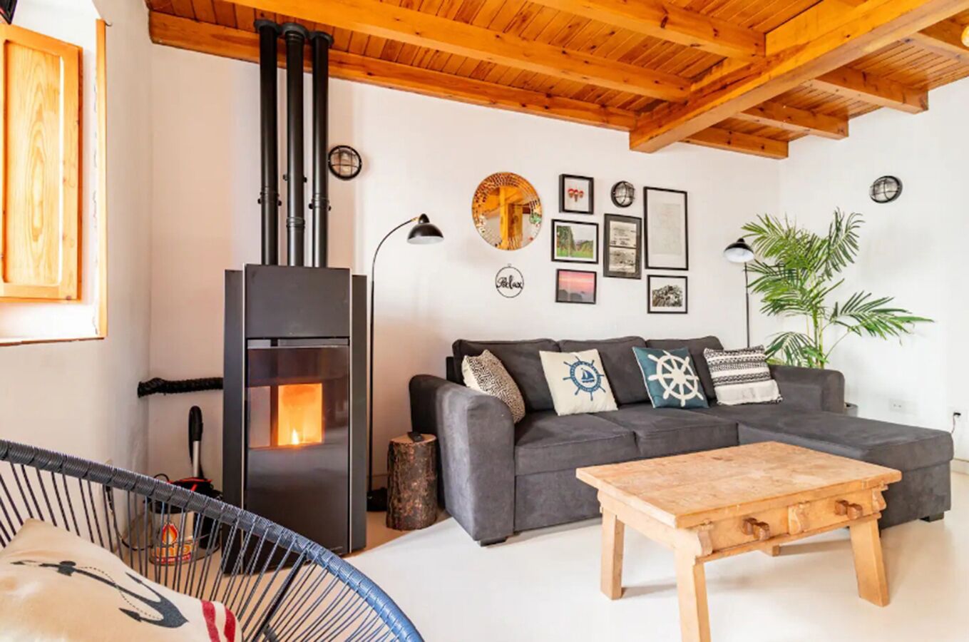 TV connectée, livres, chaîne hi-fi