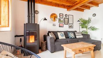 TV connectée, livres, chaîne hi-fi