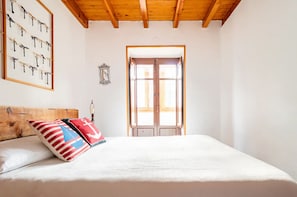 4 bedrooms, desk, iron/ironing board, travel cot