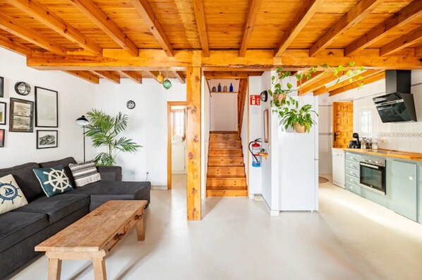 Smart TV, books, stereo