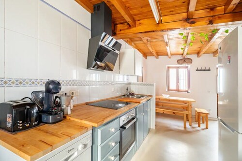 Charming Fisherman's House with patio close to everything.