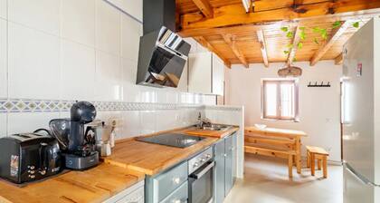 Charming Fisherman's House with patio close to everything.