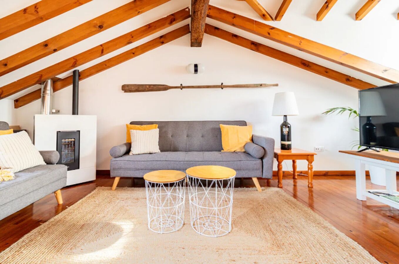 TV connectée, livres, chaîne hi-fi