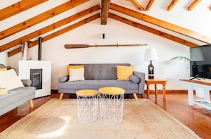 Smart TV, books, stereo