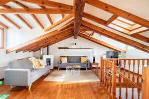 Smart TV, books, stereo - Charming Fisherman's House with patio close to everything. (Comillas)