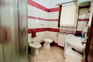 Dusche, Haartrockner, Bidet