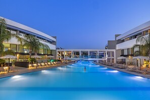 4 piscines extérieures, parasols de plage, chaises longues