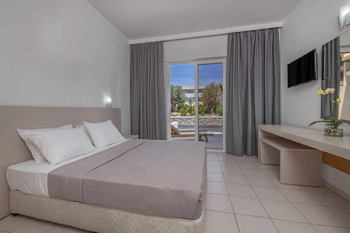 Minibar, in-room safe, laptop workspace, blackout curtains
