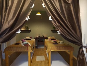 Soins d'aromathérapie, massages des tissus profonds, massages thaïs