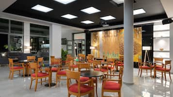 2 bar/ruang istirahat, bar tepi kolam, bar pantai