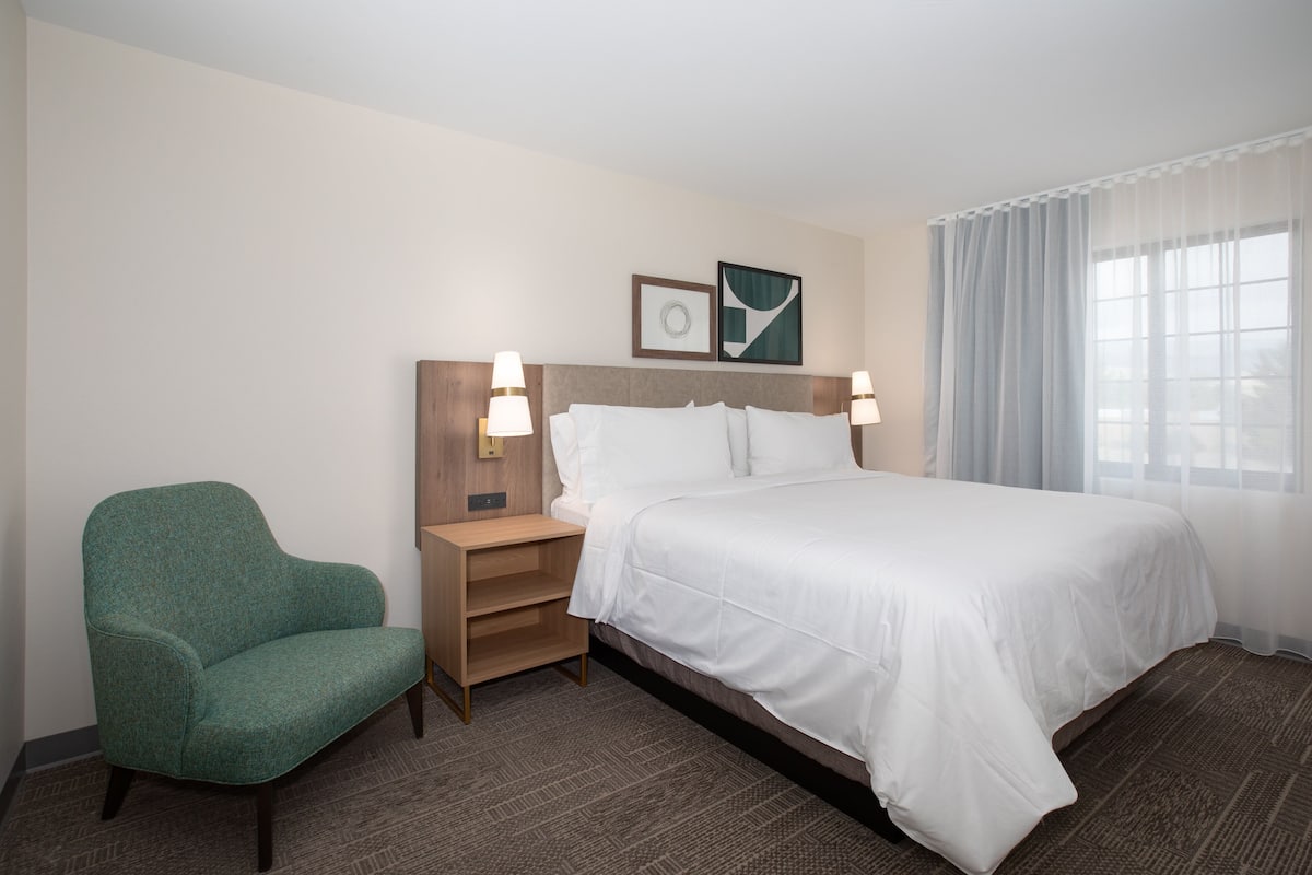 Suite, 1 Bedroom, Kitchen | 1 bedroom, individually decorated, individually furnished, desk