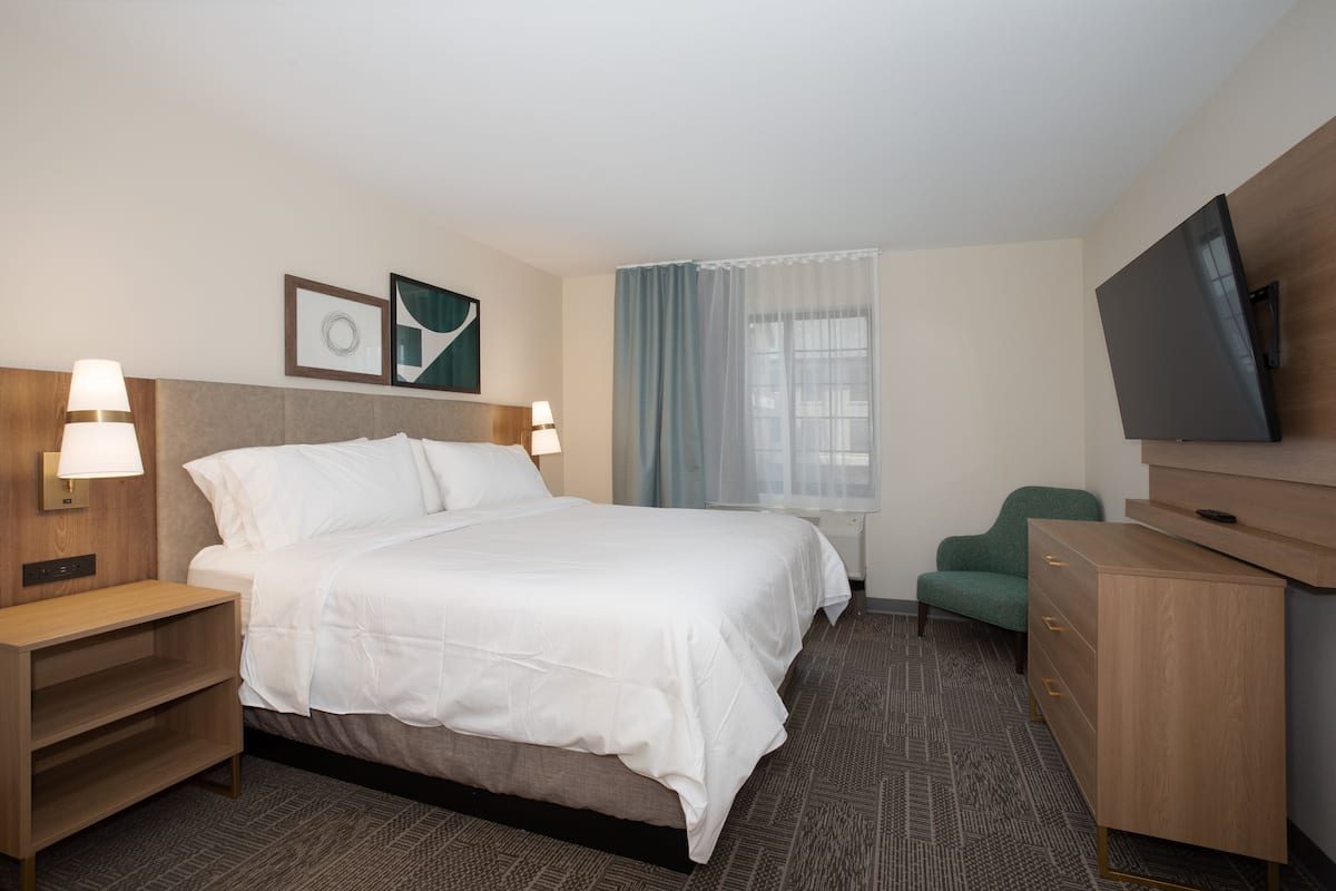 Suite, 2 Bedrooms, Kitchen | 1 bedroom, individually decorated, individually furnished, desk